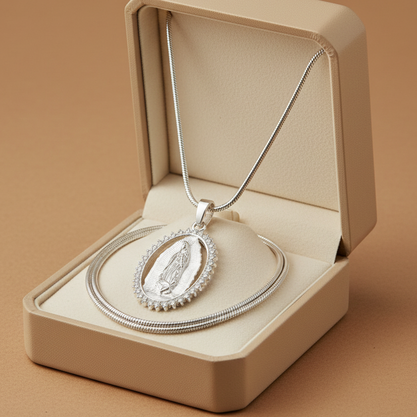 Medalla de la Virgen de Guadalupe con zirconias.