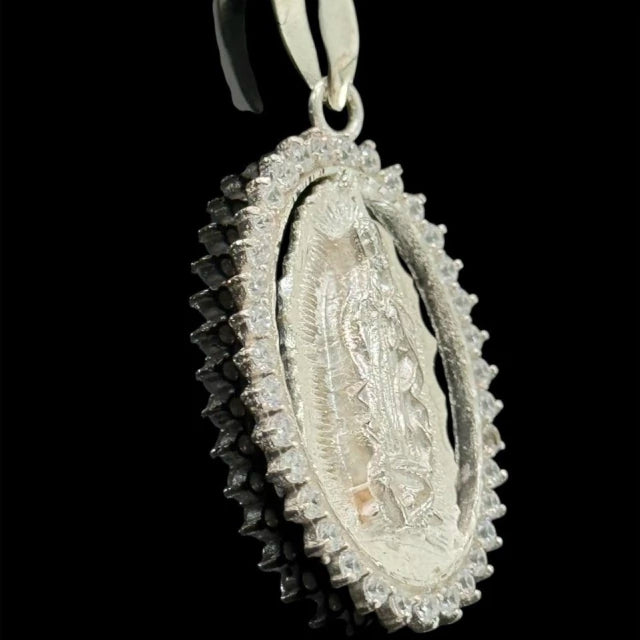 Medalla de la Virgen de Guadalupe con zirconias.