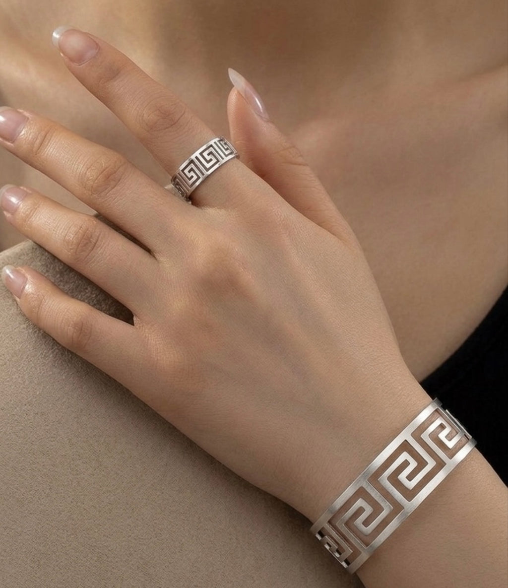 Brazalete y anillo corte Greco