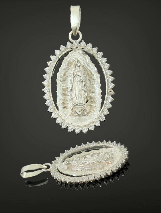 Medalla de la Virgen de Guadalupe con zirconias.